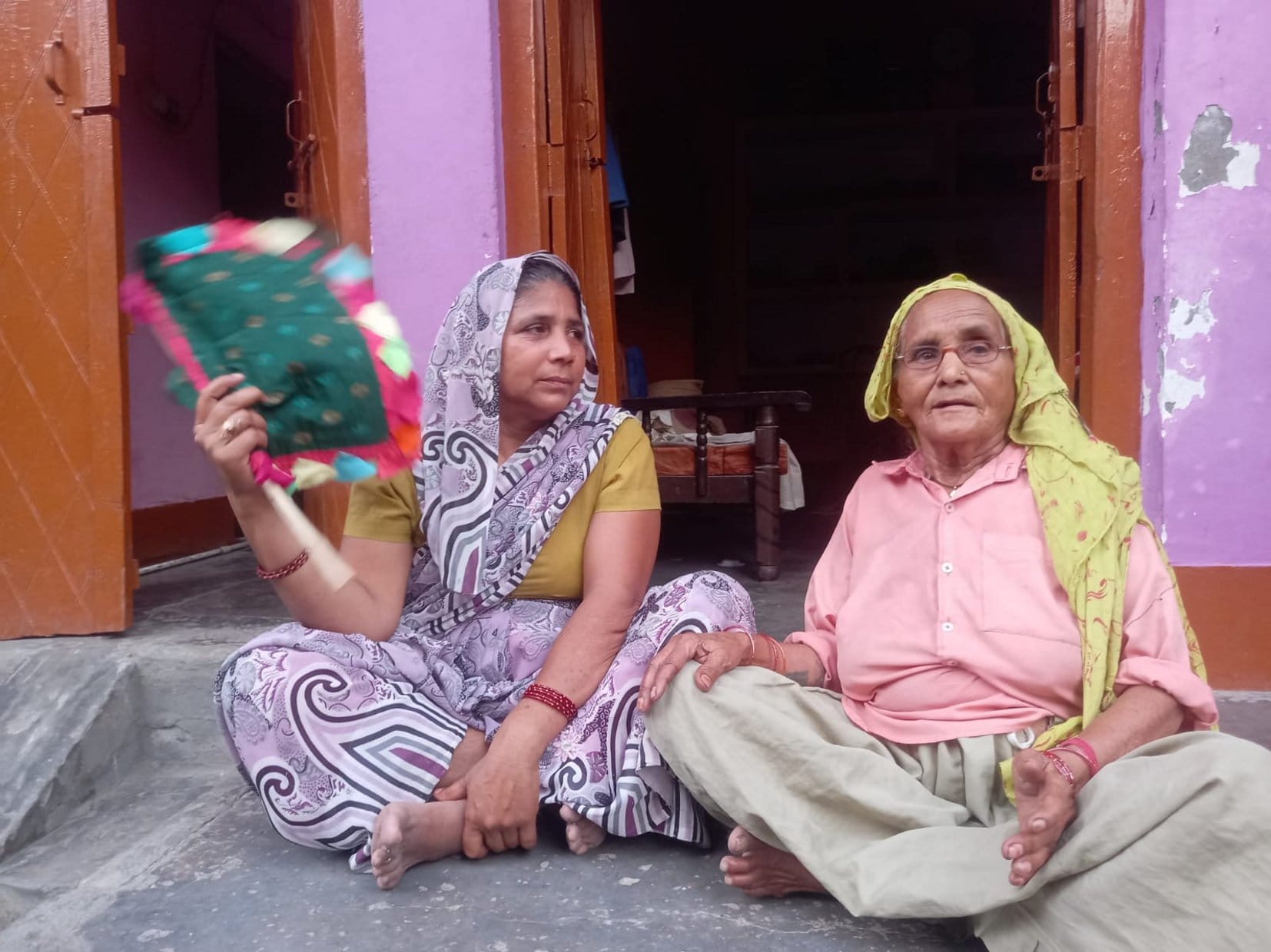 अम्मा तो नहीं लग रही गर्मी: बागपत में बार-बार लाइट जाने के बाद घर के बाहर बैठकर बुजुर्ग महिला के हा?