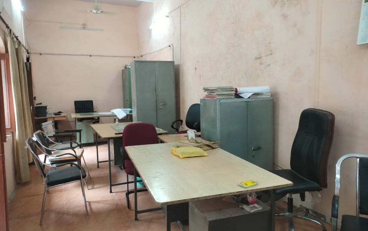 अधिकारियों व कर्मचारियों के हड़ताल पर जाने से बीडीओ कार्यालय नाहन में जेई और अन्य स्टाफ सदस्यों ? अधिकारियों व कर्मचारियों के हड़ताल पर जाने से बीडीओ कार्यालय नाहन में जेई और अन्य स्टाफ सदस्यों ?