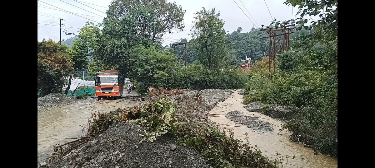 भीमताल में बारिश के बाद सड़क और मकान में जमा मलबा। संवाद