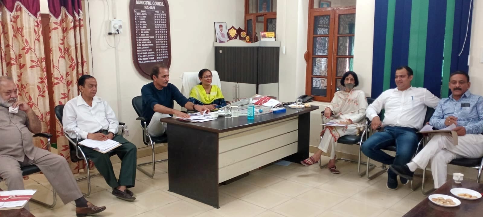 नगर परिषद नाहन की बैठक की अध्यक्षता करतीं अध्यक्षा श्यामा पुंडीर। साथ में मौजूद उपाध्यक्ष अविना नगर परिषद नाहन की बैठक की अध्यक्षता करतीं अध्यक्षा श्यामा पुंडीर। साथ में मौजूद उपाध्यक्ष अविना