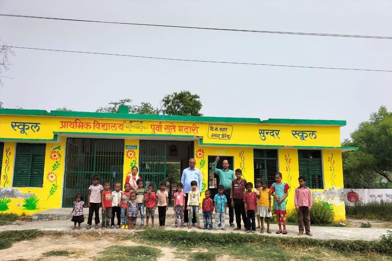 पुर्वा खुतेमदारी स्कूल से निकली लाइन दिखाते बच्चे व शिक्षक। संवाद पुर्वा खुतेमदारी स्कूल से निकली लाइन दिखाते बच्चे व शिक्षक। संवाद