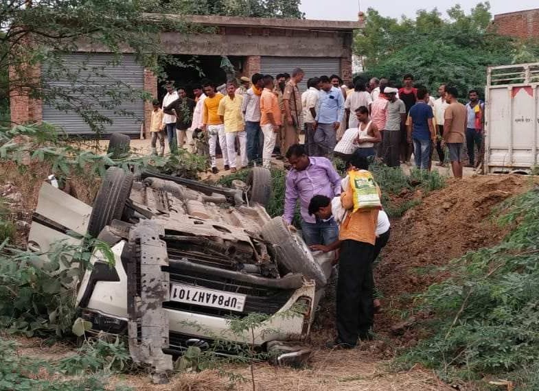 पेड़ से टकराने के बाद गड्ढे में पलटी कार व मौजूद लोग। संवाद पेड़ से टकराने के बाद गड्ढे में पलटी कार व मौजूद लोग। संवाद