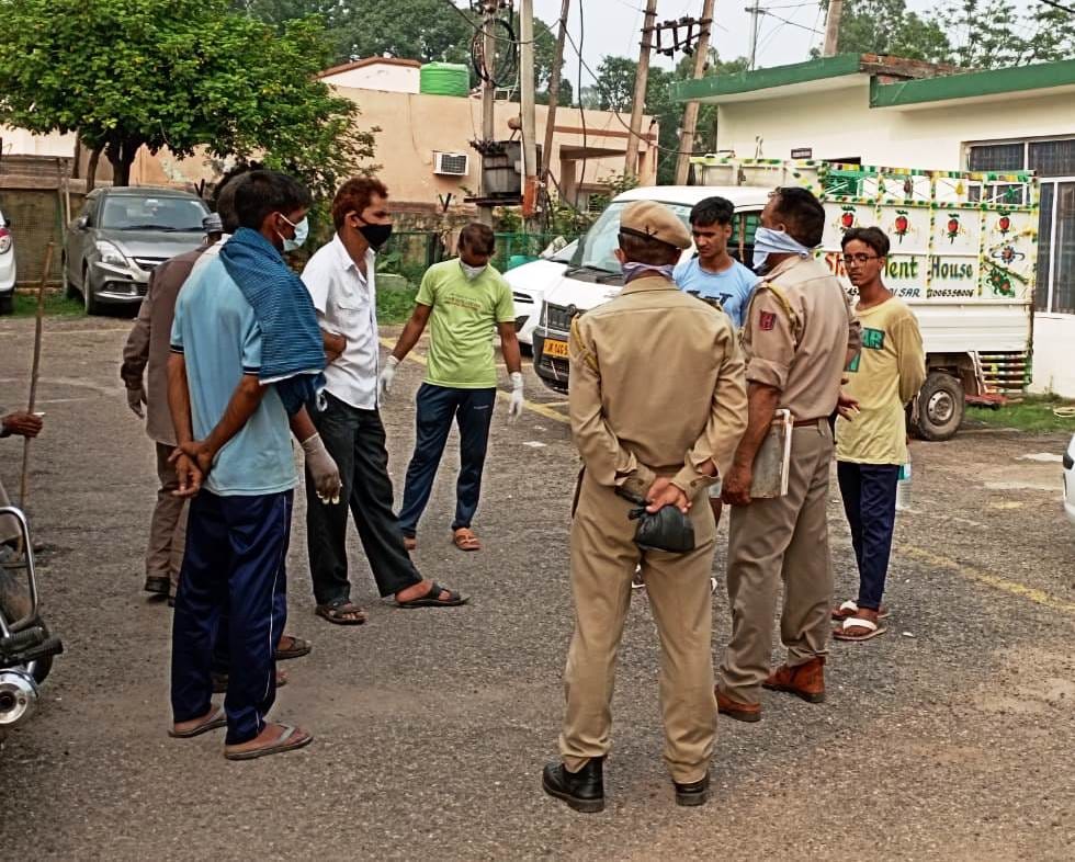 रामनगर:  परिवार के सदस्यों के साथ बात करती पुलिस।