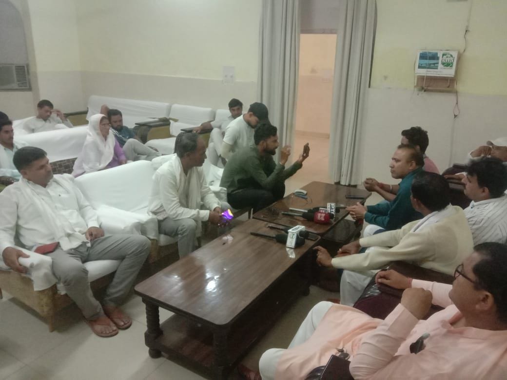 रेस्ट हाउस में आयोजित प्रेसवार्ता में अपने सामूहिक फैसले की जानकारी देते नवनिर्वाचित पार्षद।