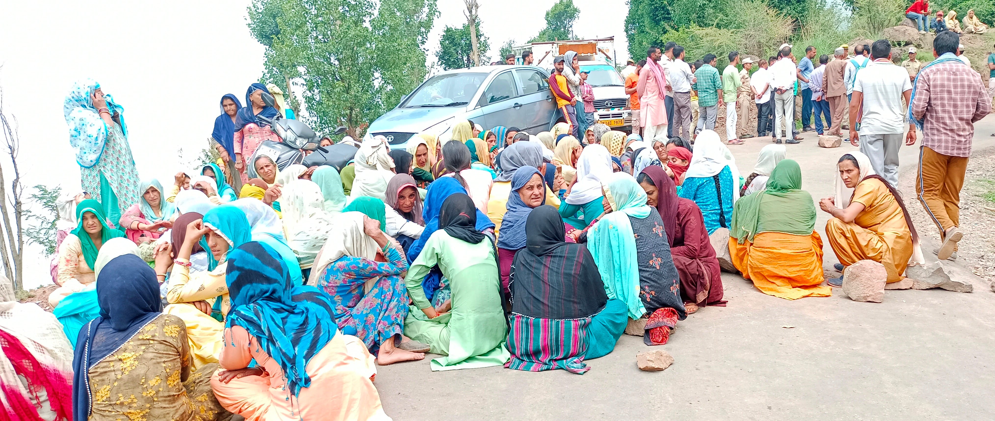 धमपुर: मीर में रोड बंद कर प्रदर्शन करते हुए गांव वासी.