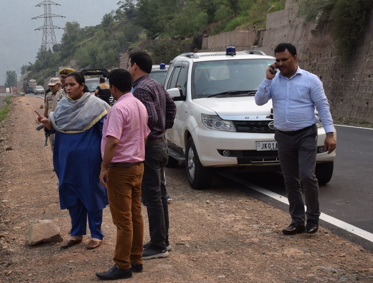उधमपुर में अमरनाथ यात्रा की तैयारियों को जांचती डीसी कृतिका ज्योत्सना व अन्य अधिकारी