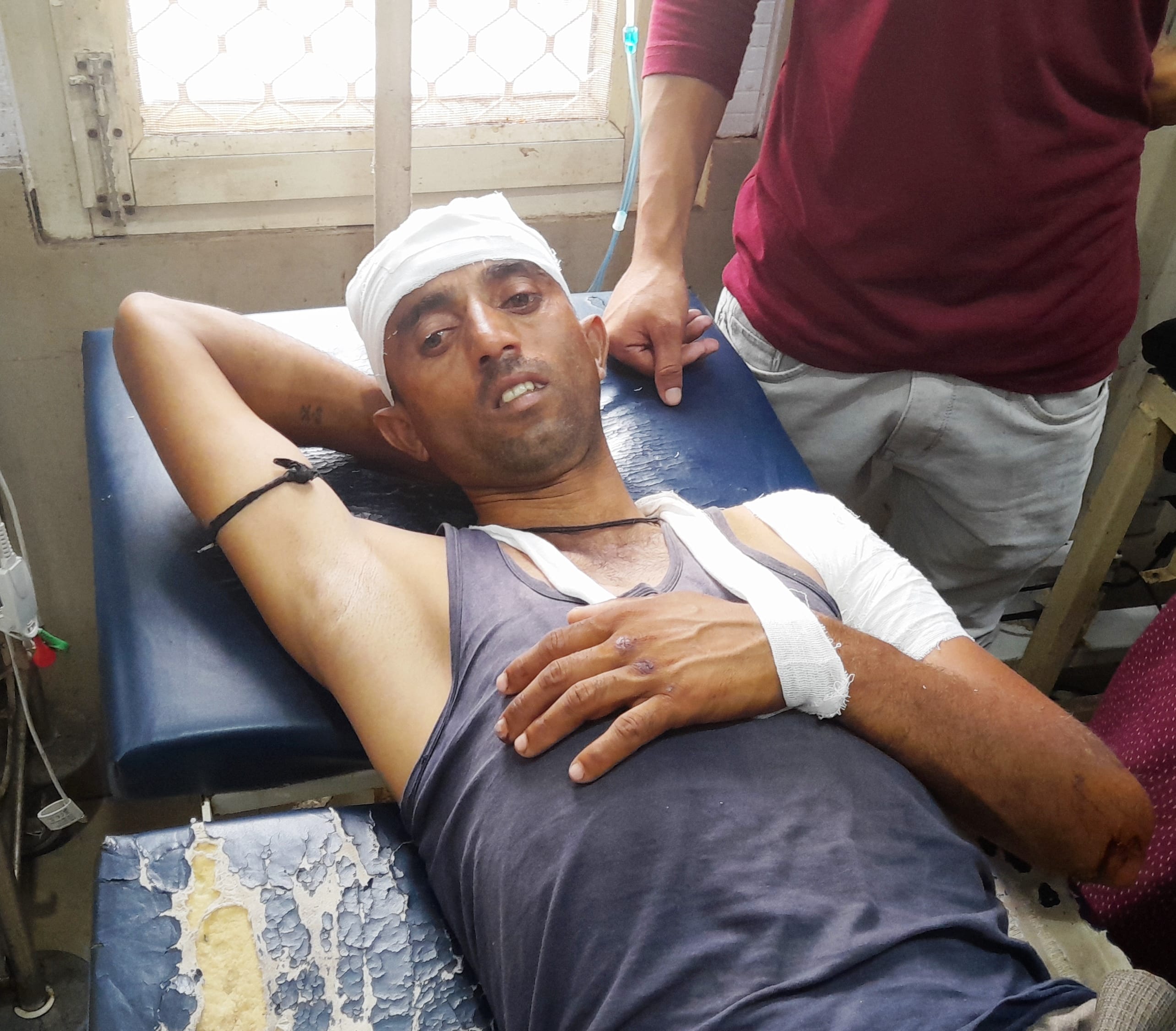 उधमपुर: मचलता में सड़क हादसे में घायल लोग जिला अस्पताल में उपचार दिन. उधमपुर: मचलता में सड़क हादसे में घायल लोग जिला अस्पताल में उपचार दिन.