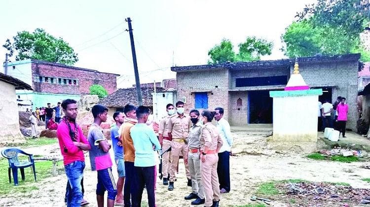 करछना। डीहा गांव में घर के अंदर लाश की सूचना पर पहुंची पुलिस व जुटी ग्रामीणों की भीड़