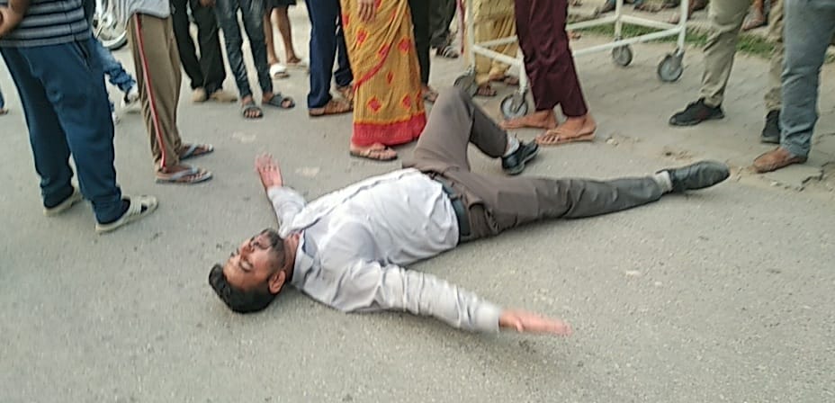 अंबाला शहर के नागरिक असपताल के बाहर हंगामा करते मृतक के परिजन अंबाला शहर के नागरिक असपताल के बाहर हंगामा करते मृतक के परिजन