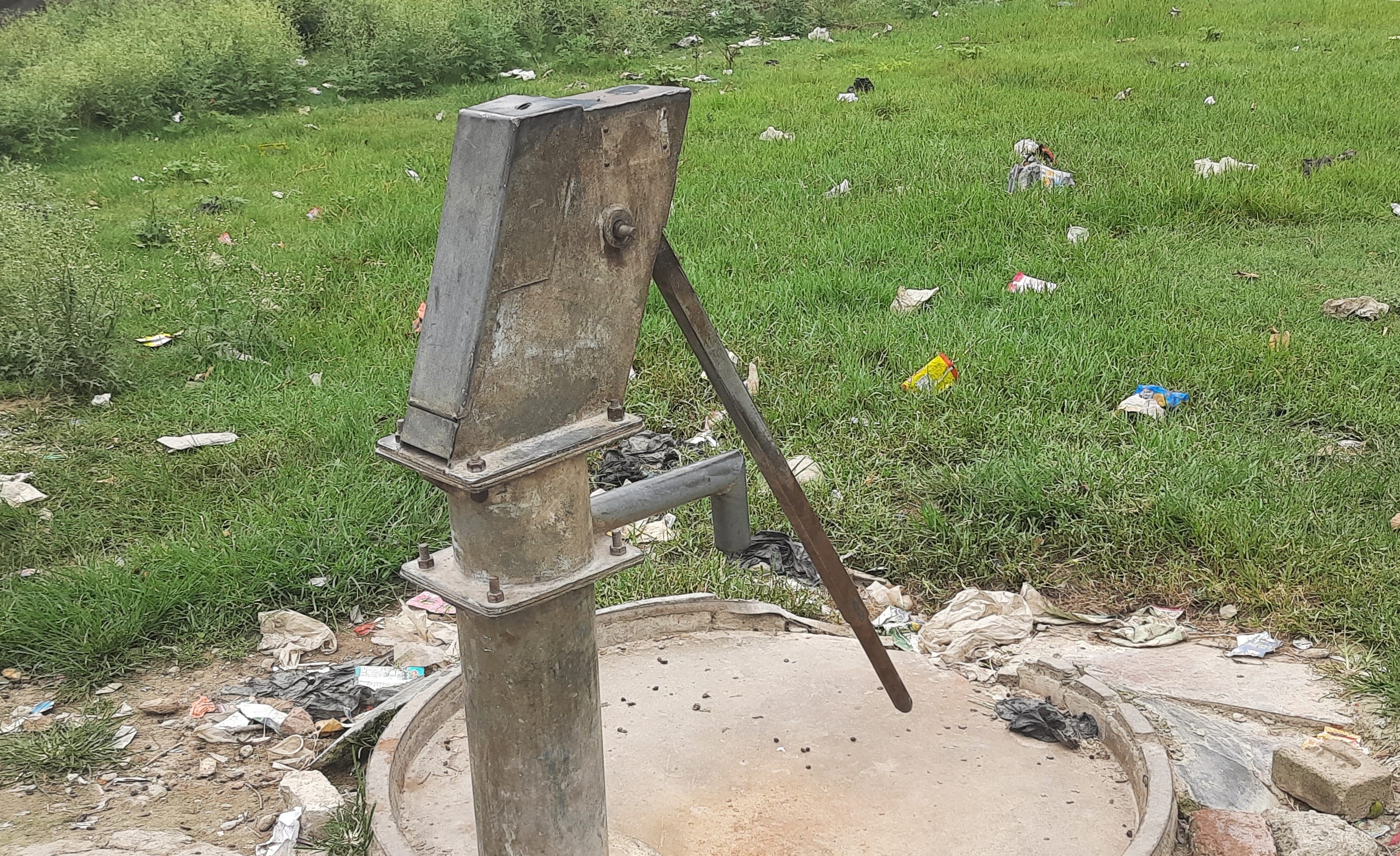 अफजलगढ़ की डूडा कालोनी में खराब सरकारी नल। अफजलगढ़ की डूडा कालोनी में खराब सरकारी नल।