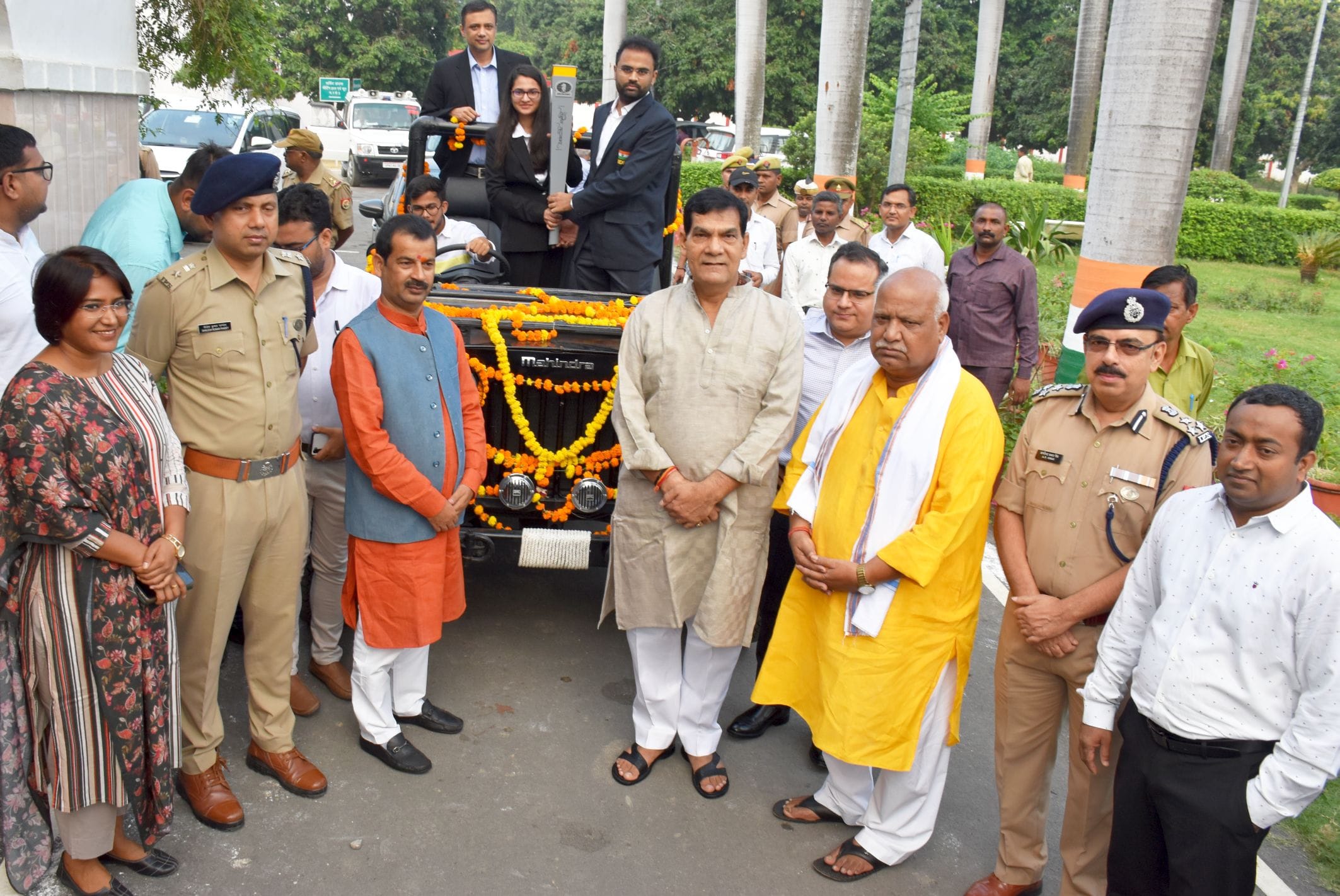 अयोध्या-सर्किट हाउस से शतरंज ओलम्पियाड मशाल रिले को रवाना करते मंत्री अरविंद शर्मा मौजूद सांसद ? अयोध्या-सर्किट हाउस से शतरंज ओलम्पियाड मशाल रिले को रवाना करते मंत्री अरविंद शर्मा मौजूद सांसद ?