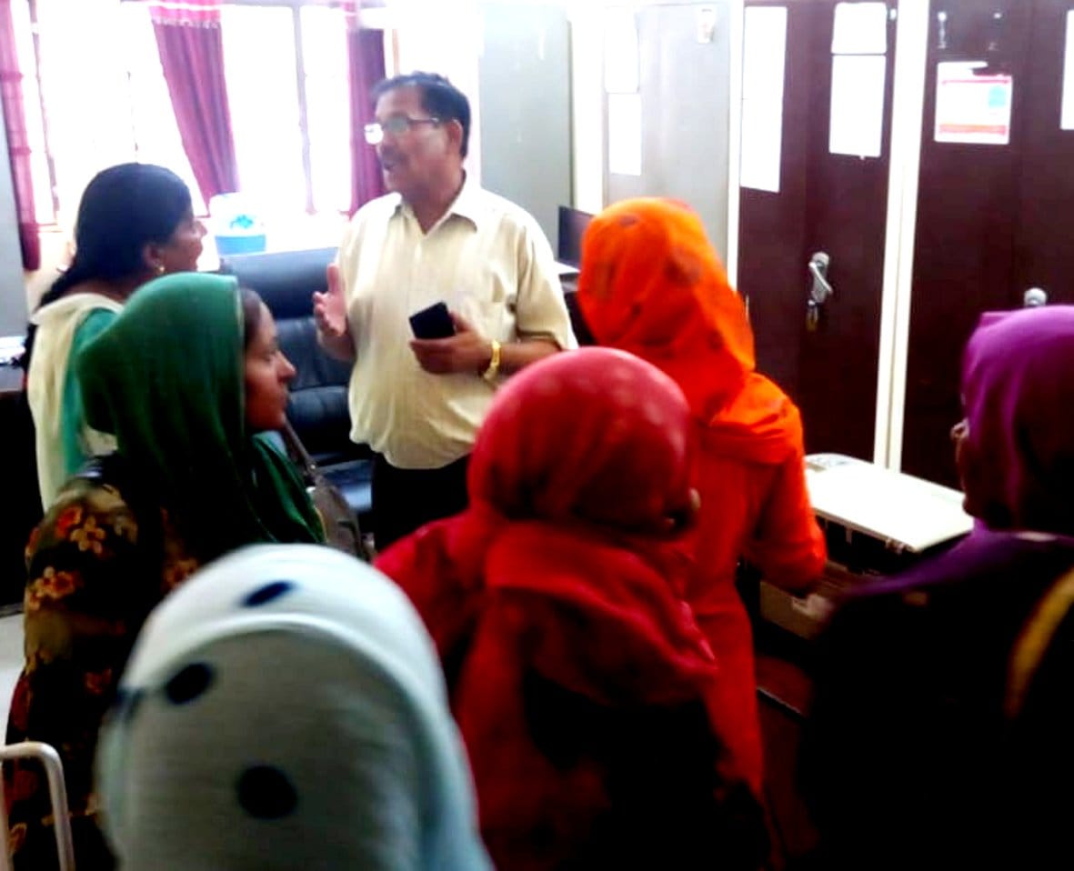 बागपत विकास भवन में अधिकारी को कक्ष से बाहर निकालती समूह की सखी बागपत विकास भवन में अधिकारी को कक्ष से बाहर निकालती समूह की सखी