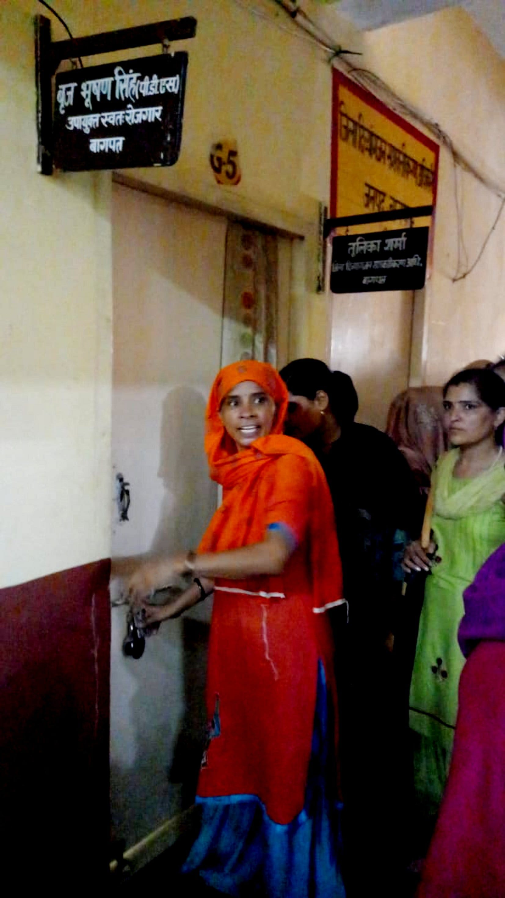 बागपत विकास भवन में बृज भूषण सिंह उपायुक्त स्वत: रोजगार के कक्ष में तालाबंदी करती समूह की सखी बागपत विकास भवन में बृज भूषण सिंह उपायुक्त स्वत: रोजगार के कक्ष में तालाबंदी करती समूह की सखी