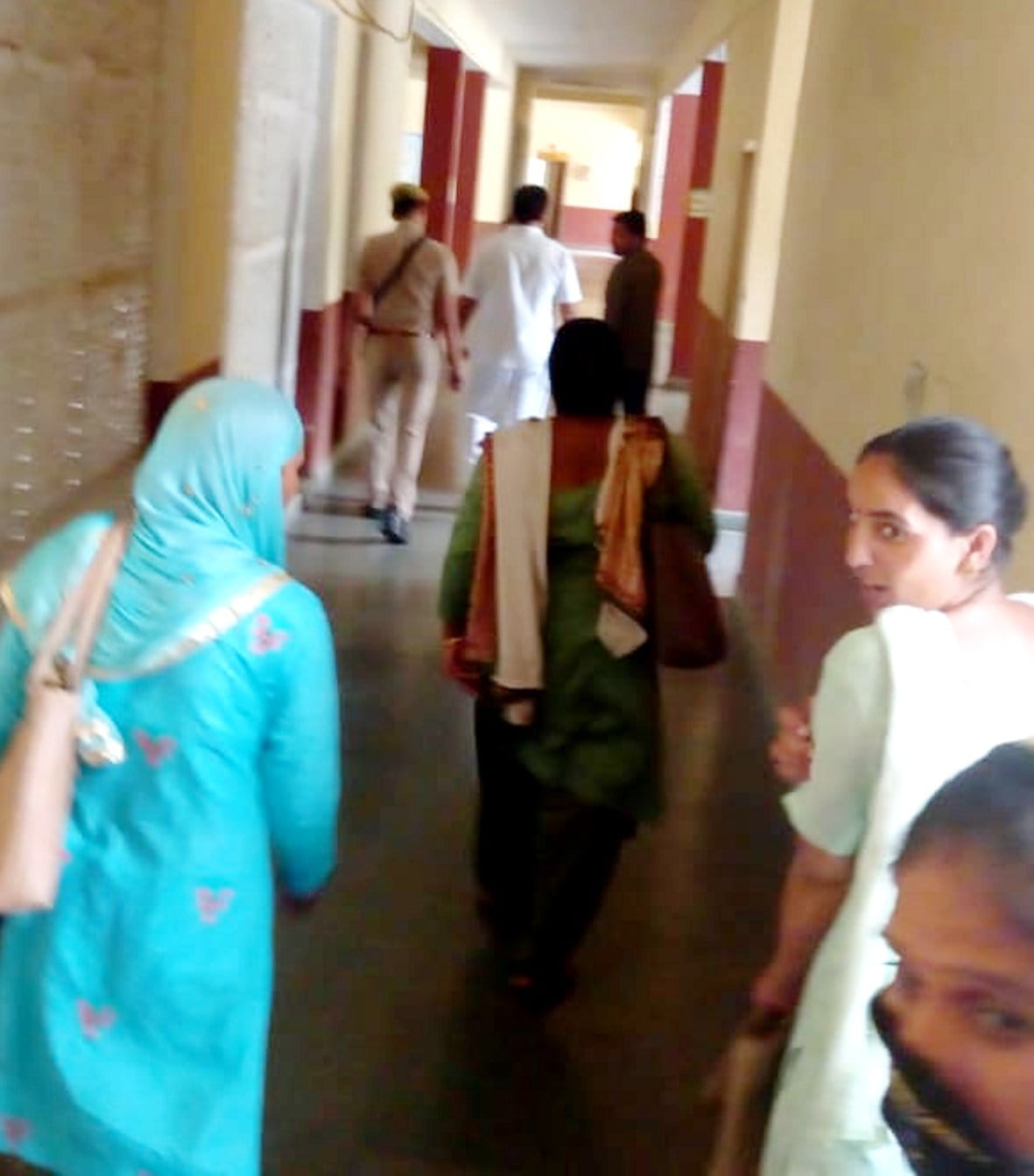बागपत विकास भवन में हंगामे के दौरान कक्ष से बाहर जा रहे सीडीओ रंजीत सिंह के पीछे जाती समूह की सखी बागपत विकास भवन में हंगामे के दौरान कक्ष से बाहर जा रहे सीडीओ रंजीत सिंह के पीछे जाती समूह की सखी