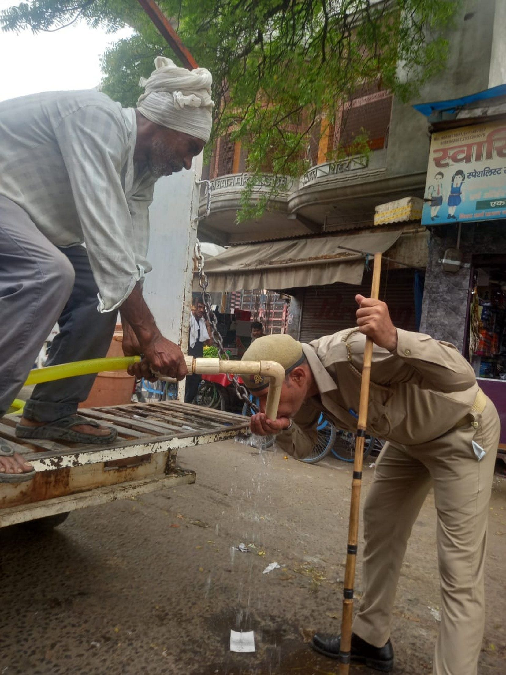 लो साहब बुझा लो प्यास,आज गर्मी से है सबका बुरा हाल:बागपत की शौकत मार्किट में मंगलवार को भीषण गर्मी लो साहब बुझा लो प्यास,आज गर्मी से है सबका बुरा हाल:बागपत की शौकत मार्किट में मंगलवार को भीषण गर्मी