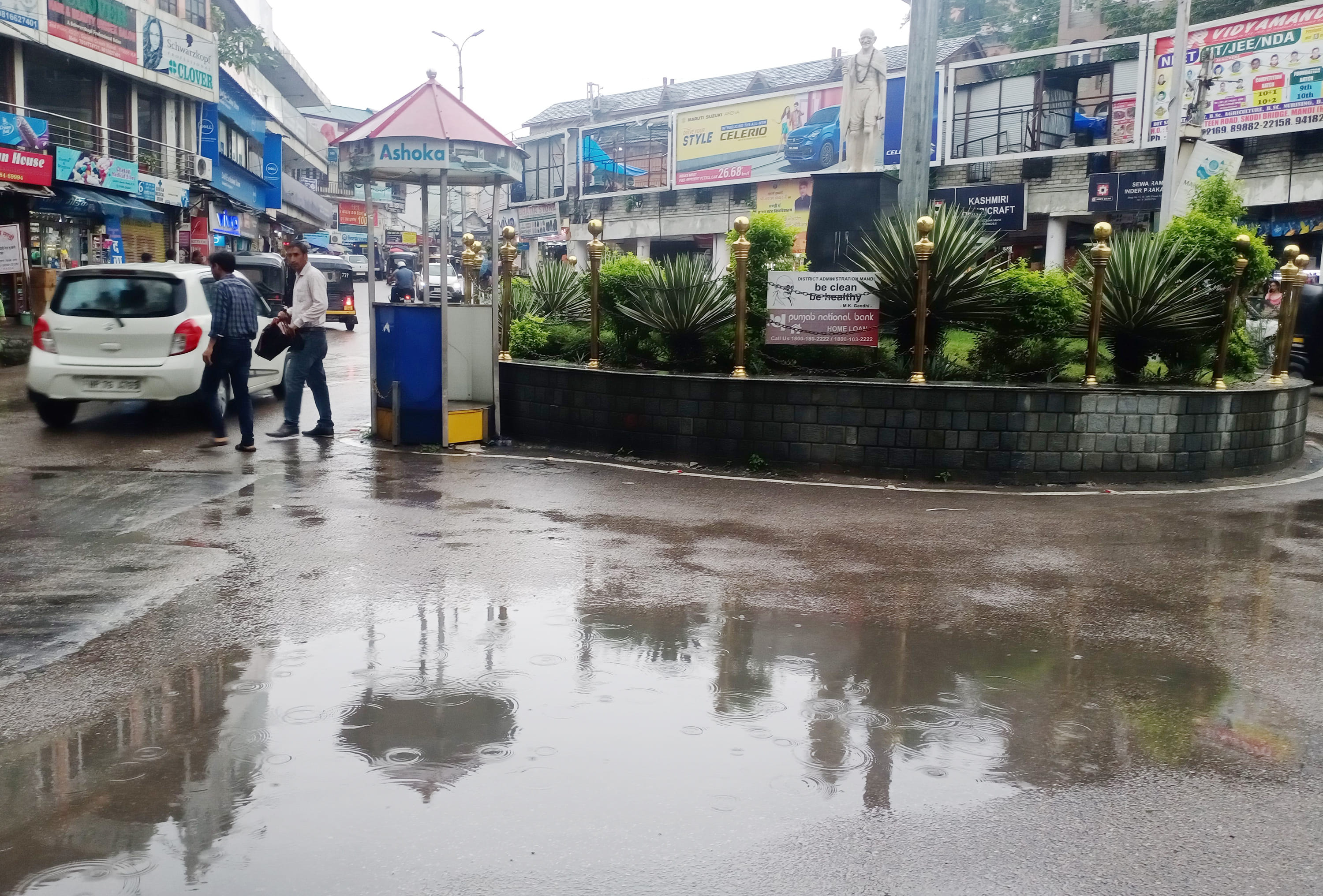 मंडी के गांधी चौक पर बारिश के बाद खड़ा पानी संवाद मंडी के गांधी चौक पर बारिश के बाद खड़ा पानी संवाद