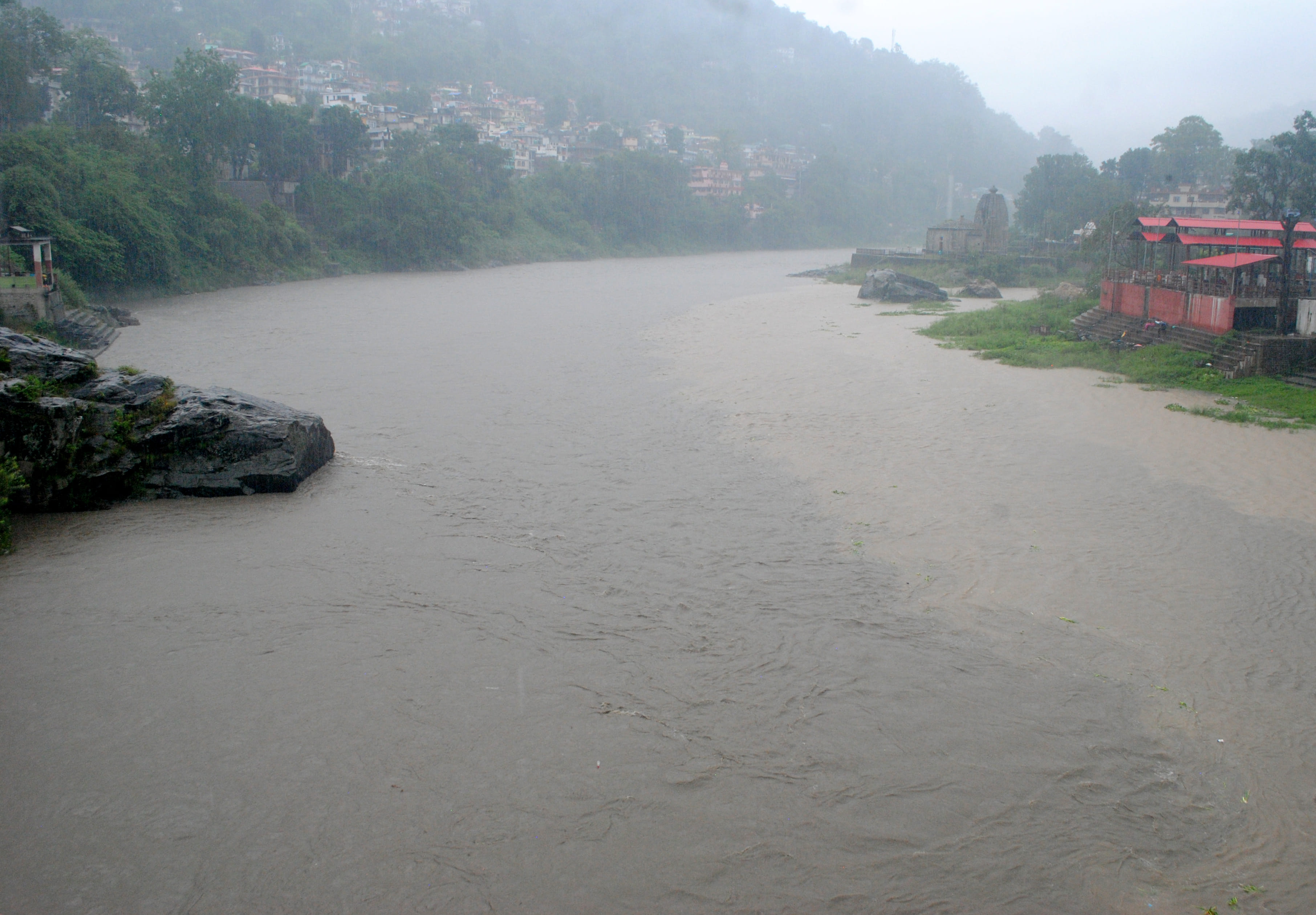 मंडी लगातार हो रही बारिश के कारण व्यास नदी का बढ़ा जल स्तर संवाद मंडी लगातार हो रही बारिश के कारण व्यास नदी का बढ़ा जल स्तर संवाद