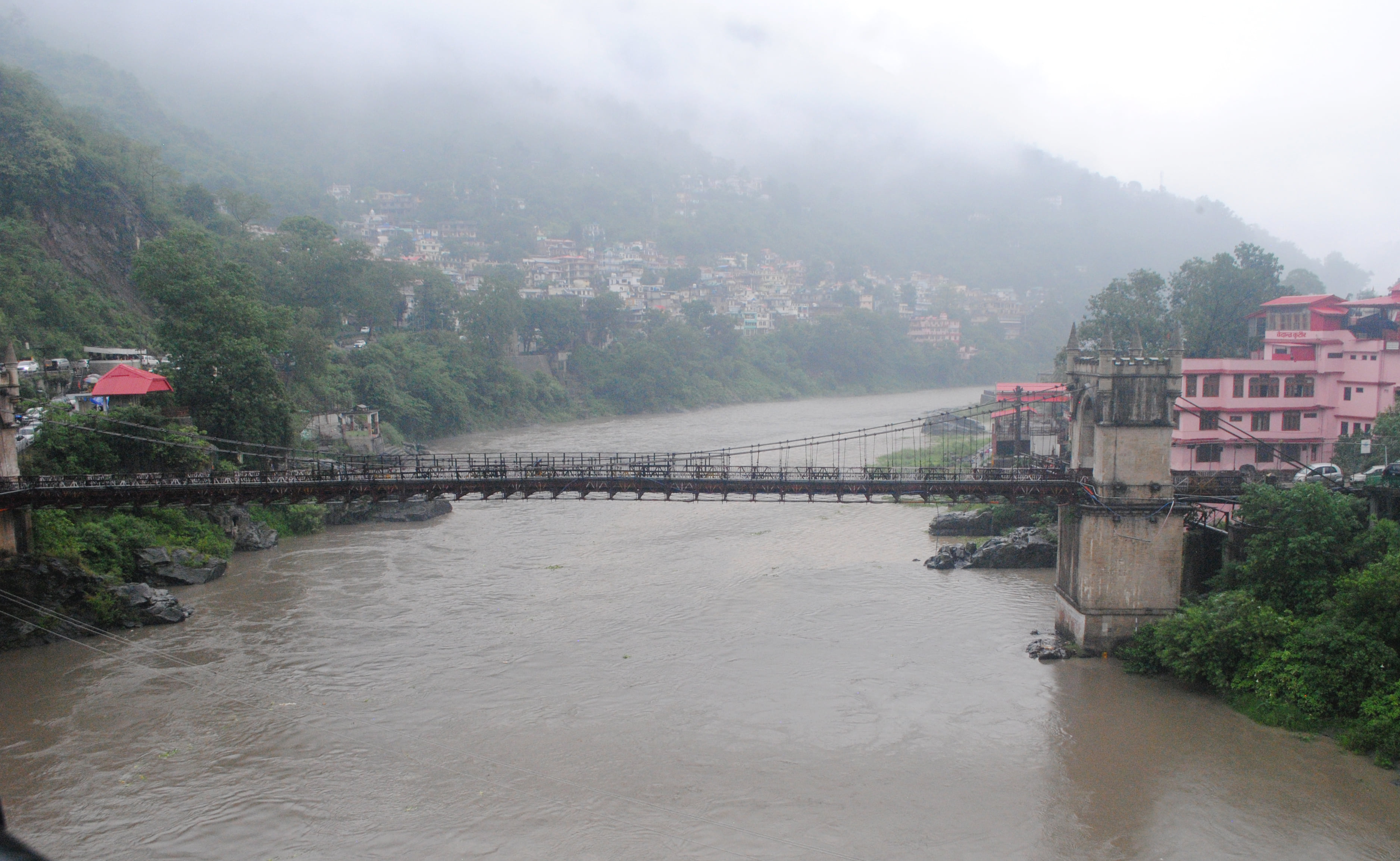 मंडी लगातार हो रही बारिश के कारण व्यास नदी का बढ़ा जल स्तर संवाद मंडी लगातार हो रही बारिश के कारण व्यास नदी का बढ़ा जल स्तर संवाद