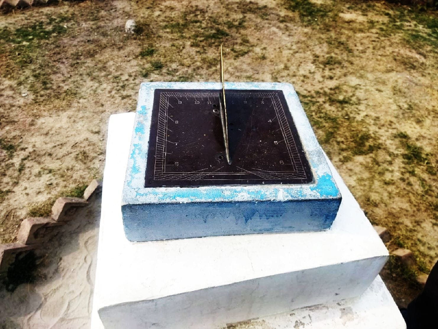 महासिर गांव के पास शारदा बैराज की मेटल सौर घड़ी।