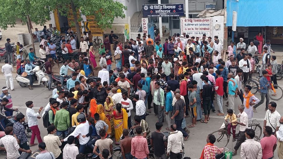 आरती की मौत के बाद मिर्री चौराहा पर शव रखकर जाम लगाए परिजन व ग्रामीण। संवाद