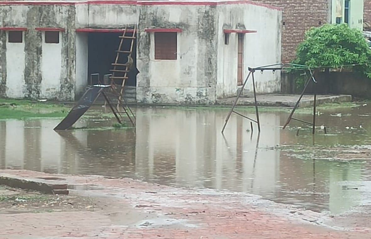 छपरौली के पूर्व माध्यमिक विद्यालय परिसर में भरा बारिश का पानी