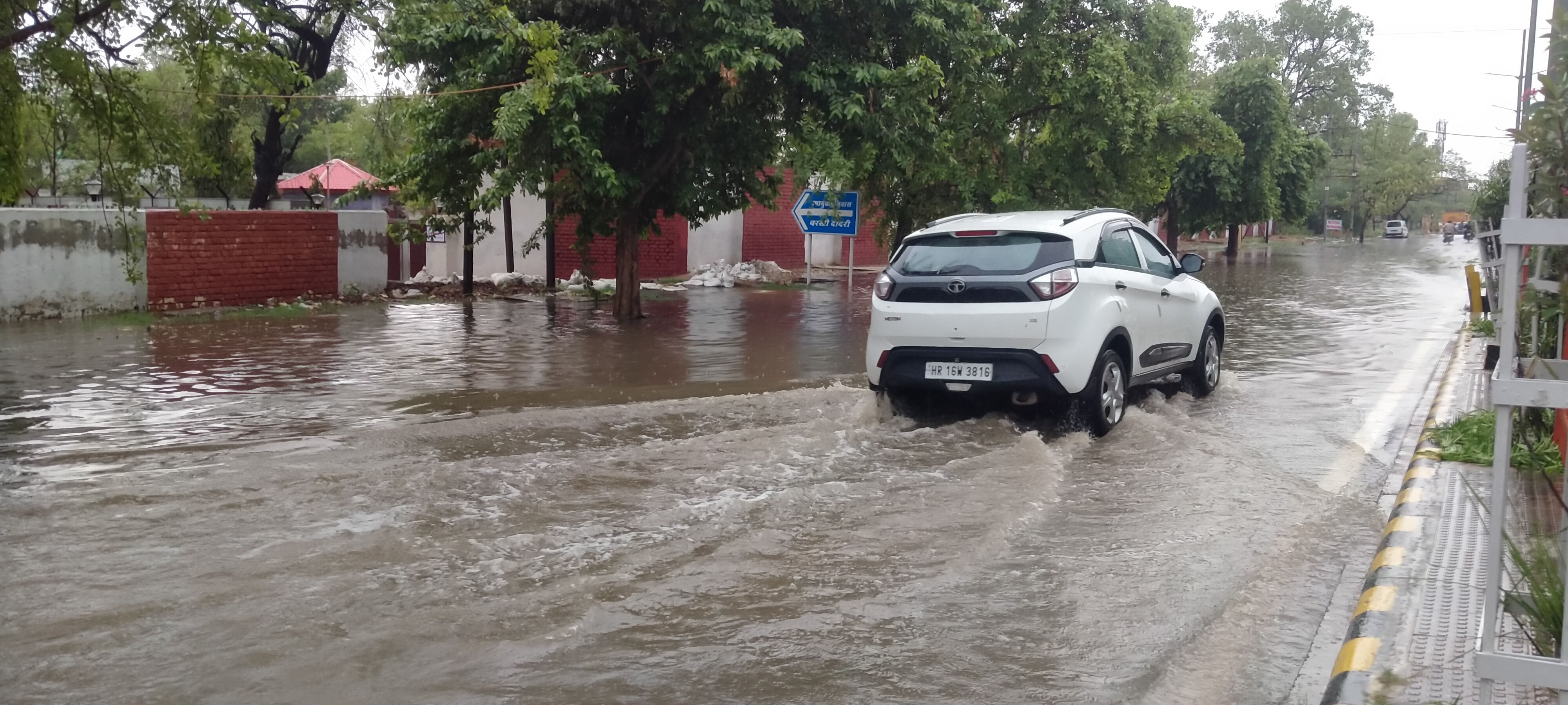 डीसी आवास के समीप मुख्यमार्ग पर भरा पानी। डीसी आवास के समीप मुख्यमार्ग पर भरा पानी।