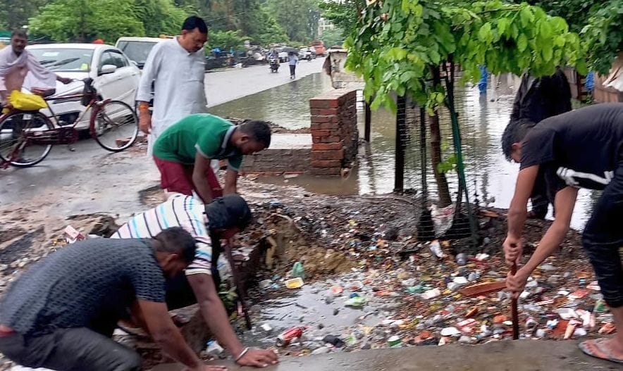 फोटो-22- नाले की सफाई कराते नगर पालिका अध्यक्ष सुख सागर मिश्रा मधुर