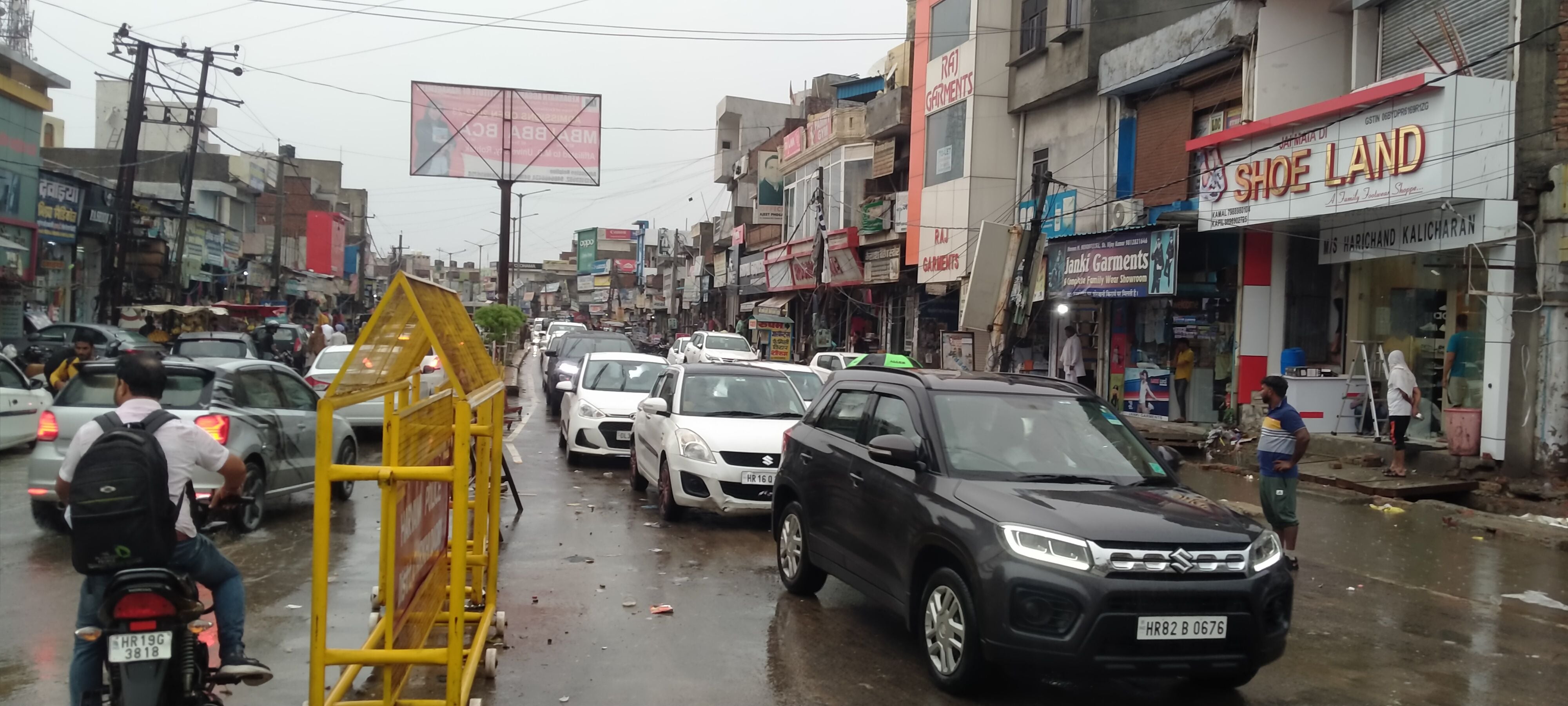 जलभराव के चलते बस स्टैंड रोड पर लगे जाम में फंसे वाहन। जलभराव के चलते बस स्टैंड रोड पर लगे जाम में फंसे वाहन।