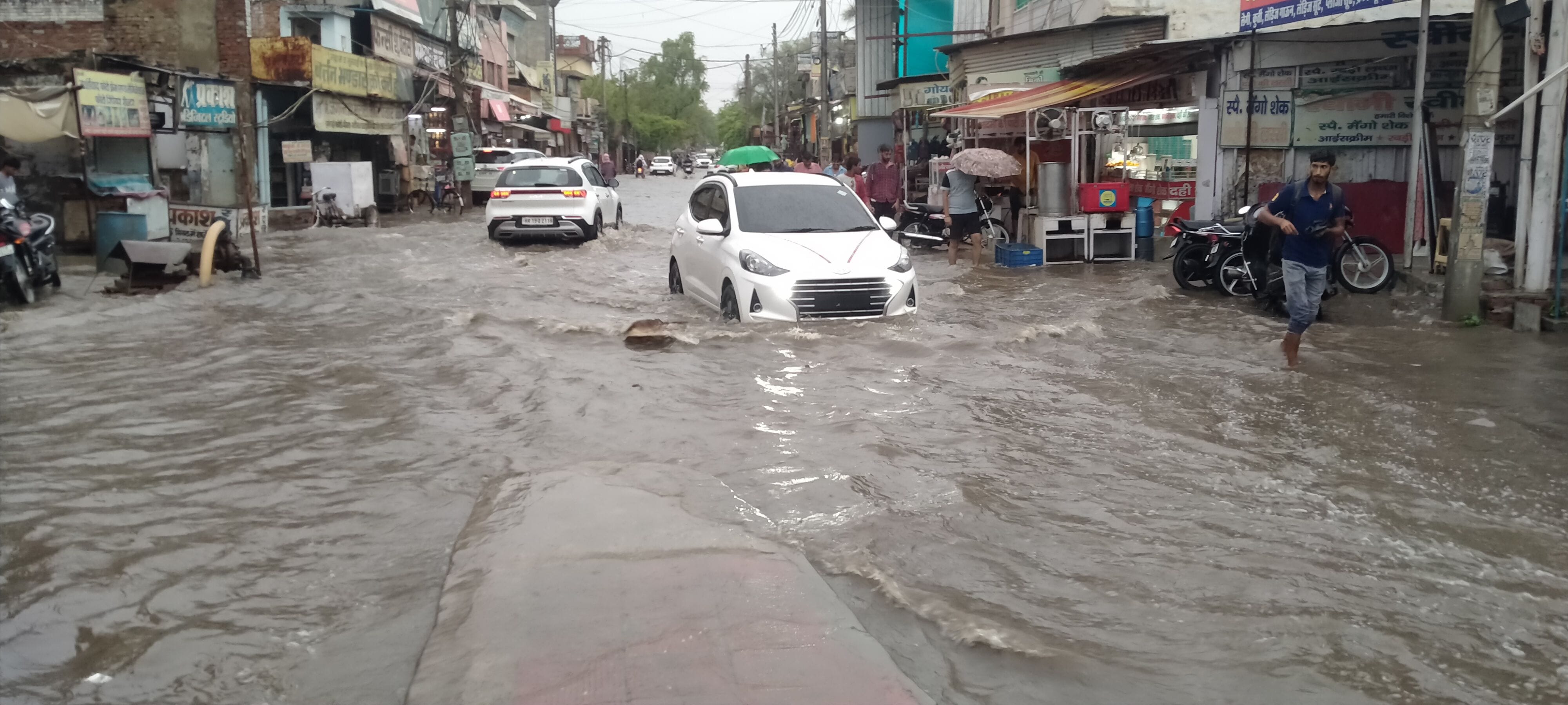 कोर्ट रोड पर भरा पानी। कोर्ट रोड पर भरा पानी।