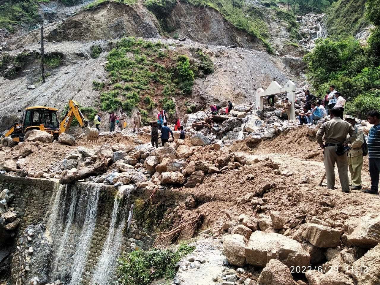 मंगलवार की बारिश से कपकोट के हरसीला में सड़क पर आया मलबा। संवाद न्यूज एजेंसी