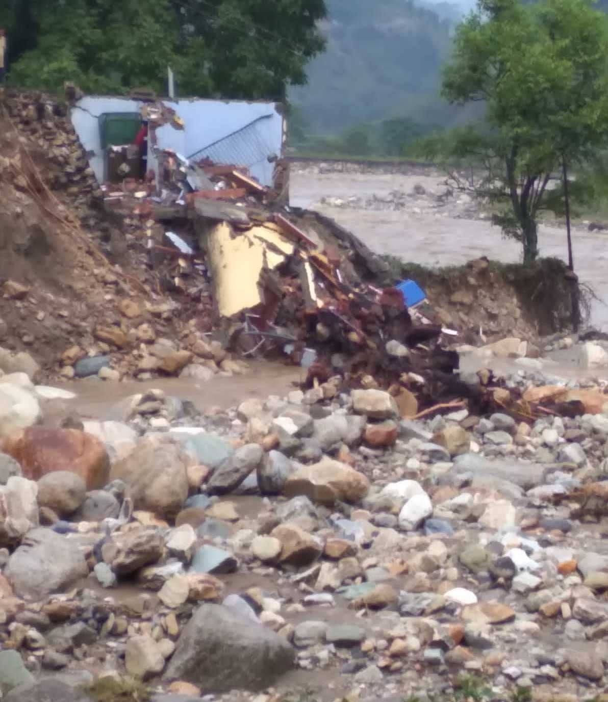 मंगलवार की रात की बारिश से कपकोट के असों में ध्वस्त स्वास्थ्य उपकेंद्र। संवाद न्यूज एजेंसी