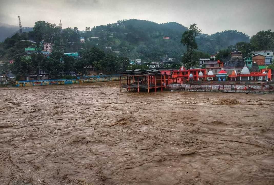 मंगलवार की रात कपकोट में हुई बारिश से बागेश्वर में उफान पर आई सरयू नदी। संवाद न्यूज एजेंसी
