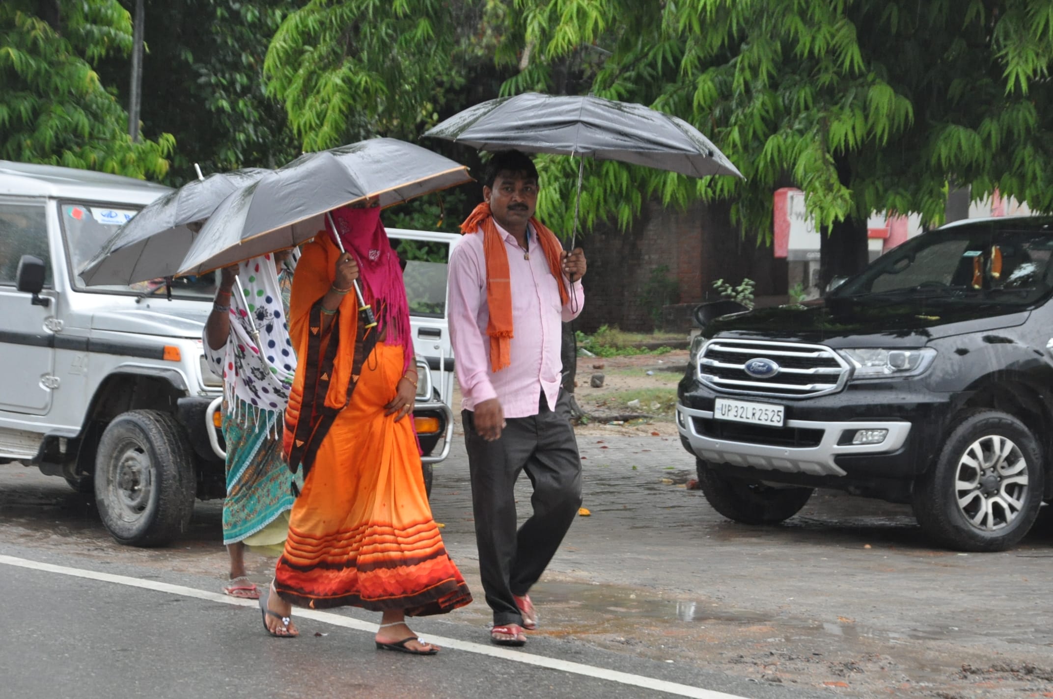 नगर में झमाझम बारिश के बीच छाता लगाकर जाते लोग।संवाद नगर में झमाझम बारिश के बीच छाता लगाकर जाते लोग।संवाद