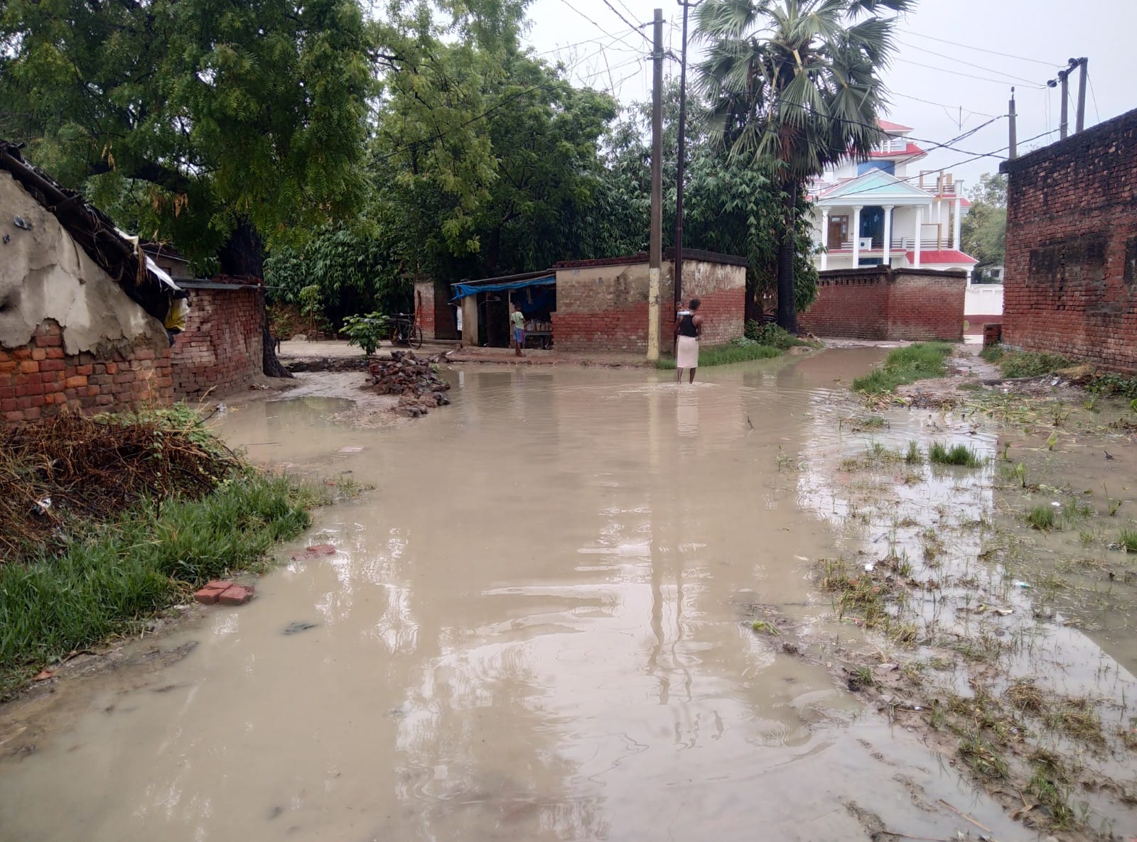 परदहां ब्लाक के ताजोपुर गांव स्थित रबजा पर गांव की मेन सडक पर लगा बरसात का पानी।संवाद परदहां ब्लाक के ताजोपुर गांव स्थित रबजा पर गांव की मेन सडक पर लगा बरसात का पानी।संवाद