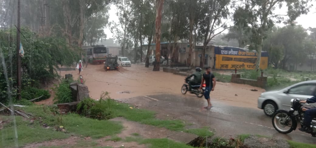 पांवटा-कालाअंब एनएच पर मोगीनंद के पास मूसलाधार बारिश से सड़क पर आए पानी से गुजरते वाहन। संवाद पांवटा-कालाअंब एनएच पर मोगीनंद के पास मूसलाधार बारिश से सड़क पर आए पानी से गुजरते वाहन। संवाद