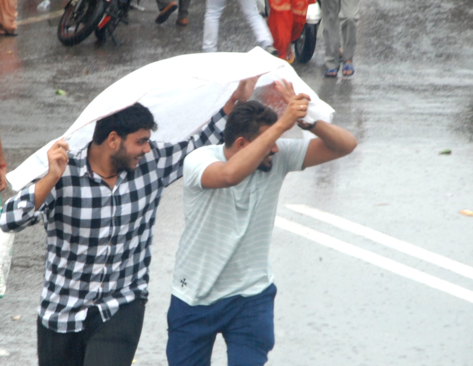 रिमझिम बारिश के बीच मौसम सुहाना हुआ तो खिले चेहरे:बागपत में पिछले कुछ दिनों से पड़ रही भीषण गर्मी ?
