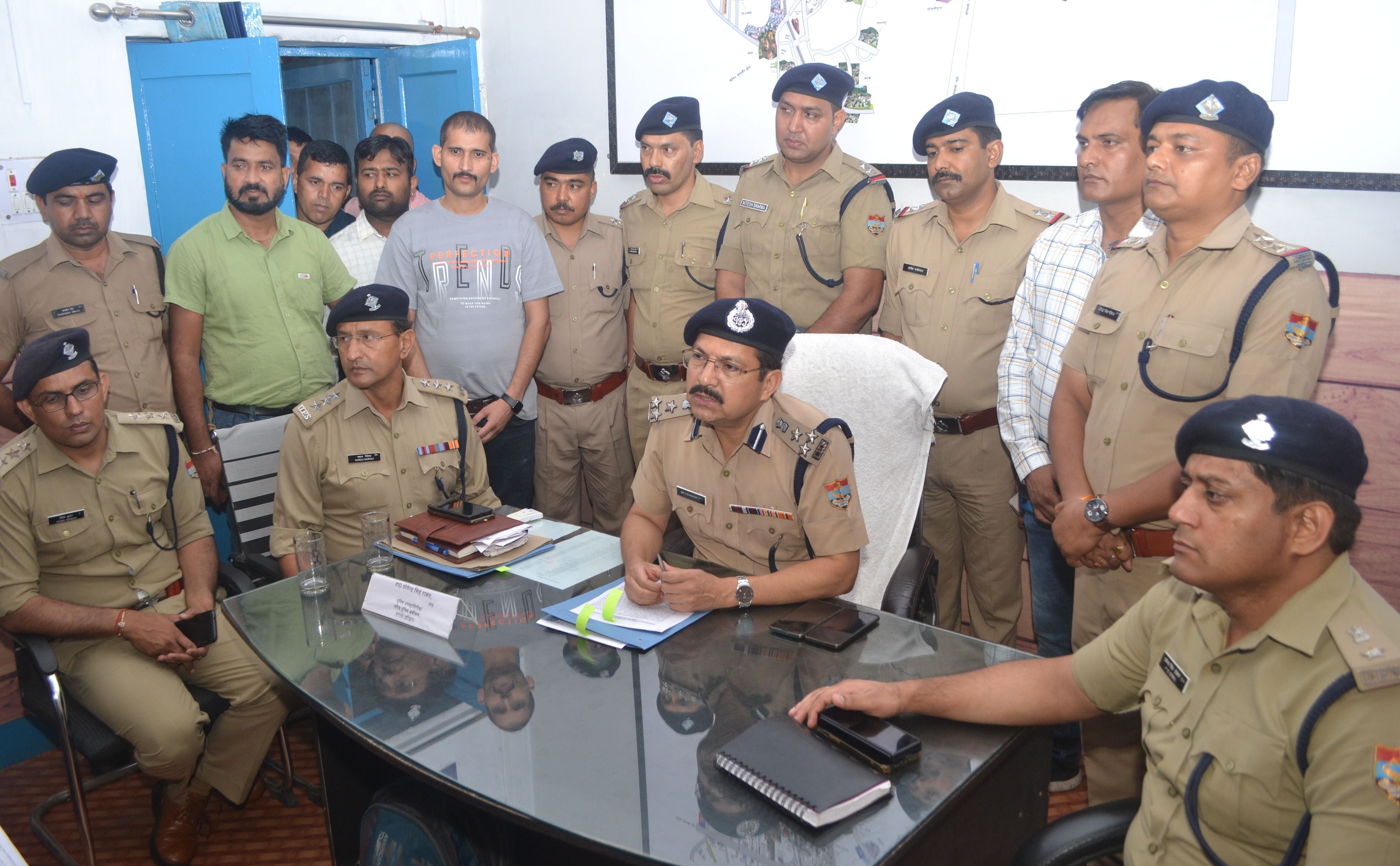 रुड़की सिविल लाइंस कोवताली में सामूहिक दुष्कर्म की घटना का खुलासा करते एसएसपी डा. योगेंद्र सिंह ?