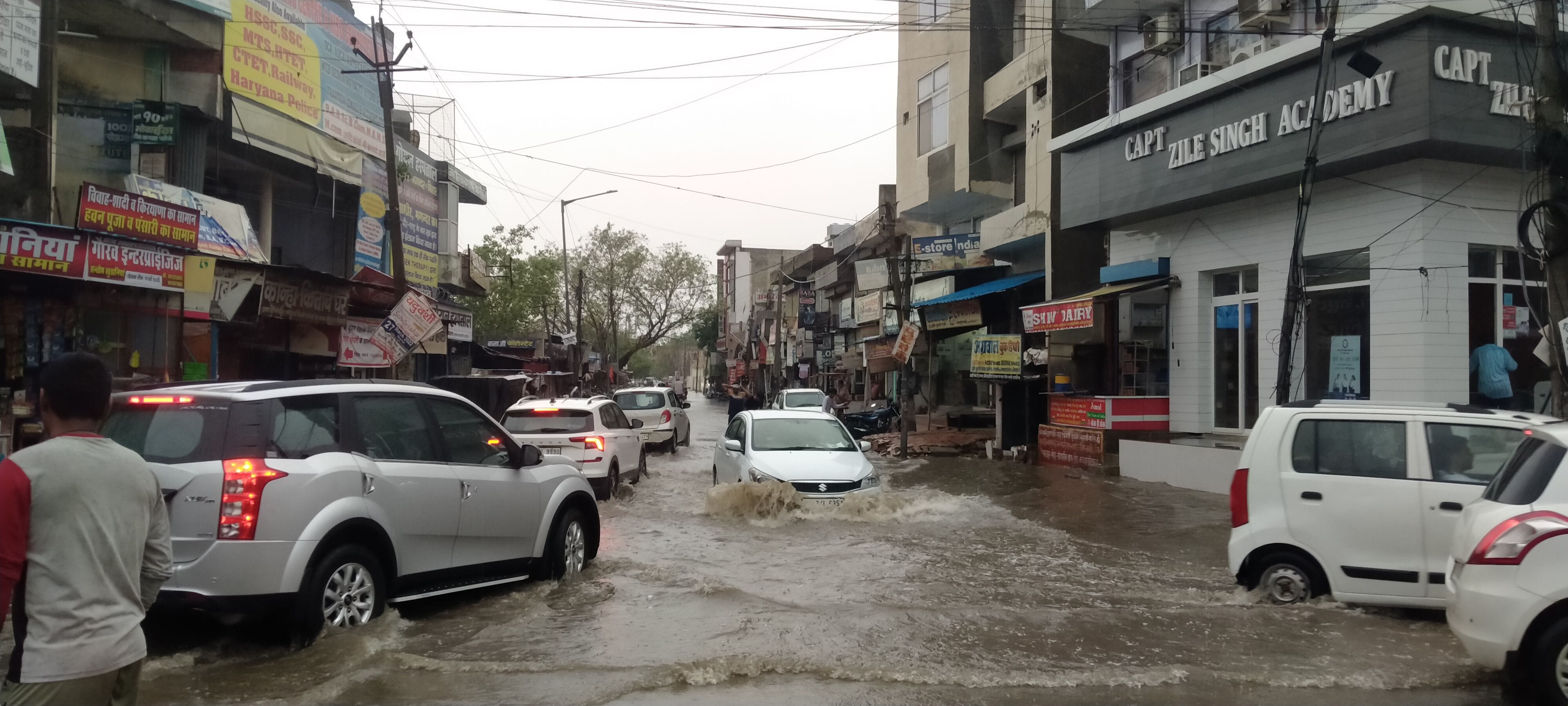 सरदार झाडू सिंह चौक रोड पर भरे पानी से गुजरती गाड़ियां। सरदार झाडू सिंह चौक रोड पर भरे पानी से गुजरती गाड़ियां।