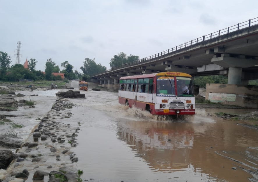 भागूवाला के कोटावाली रपटे से गुरते वाहन। भागूवाला के कोटावाली रपटे से गुरते वाहन।