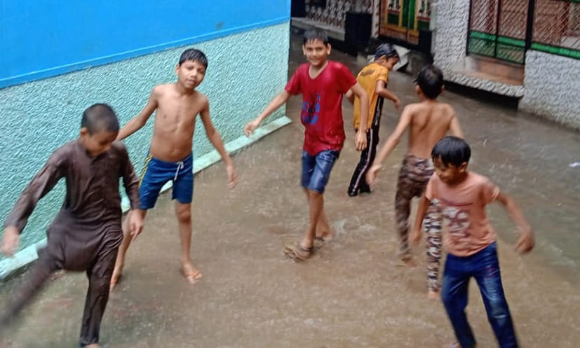 बारिश में नहाकर भीषण गर्मी से निजात पाते बच्चे बारिश में नहाकर भीषण गर्मी से निजात पाते बच्चे