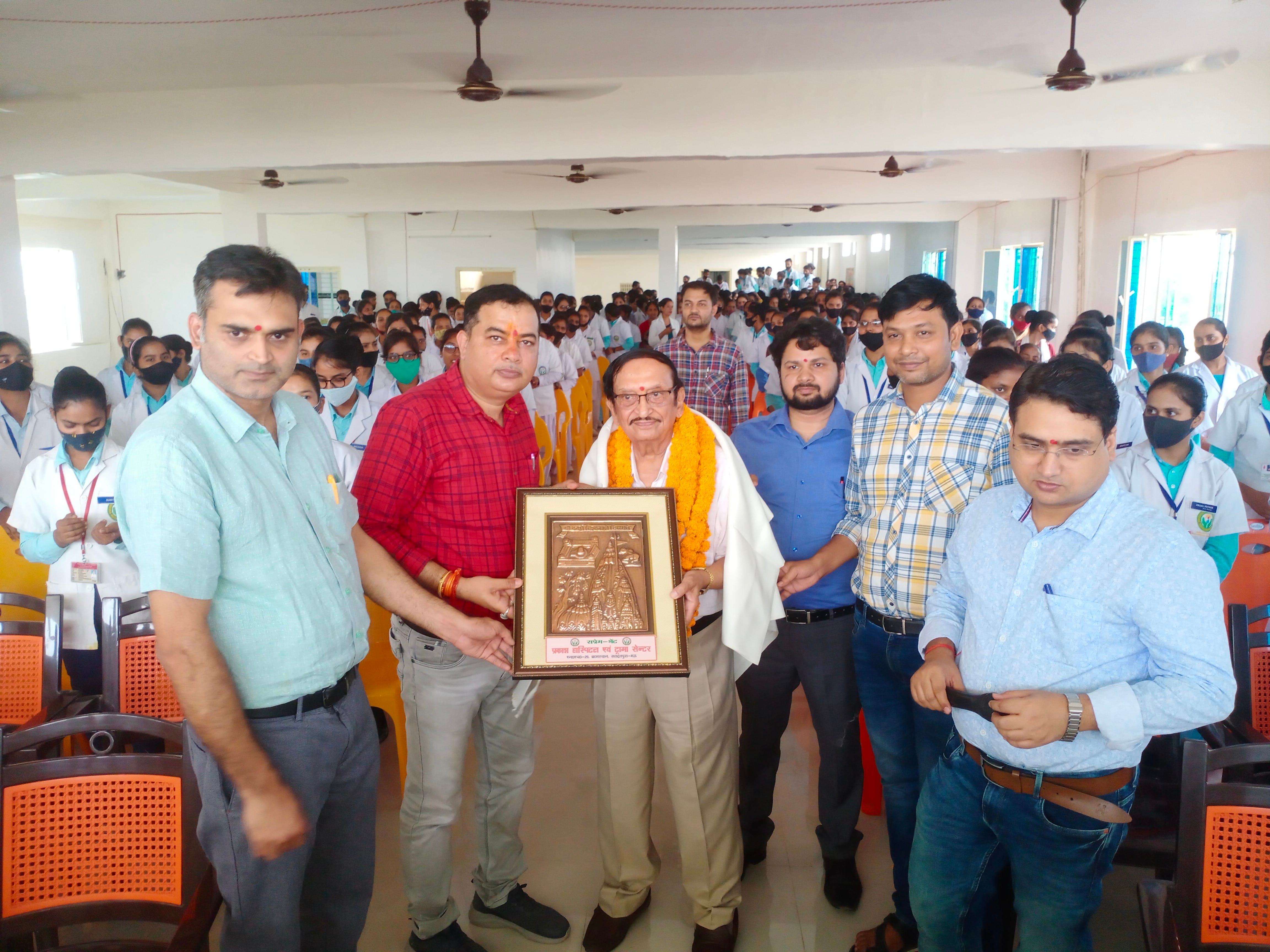 डाक्टर्स डे पर नगर के सहादतपुरा स्थित प्रकाश हास्पिटल पर वरिष्ठ चिकित्सक डा.एस एन खत्री को अंगवस?