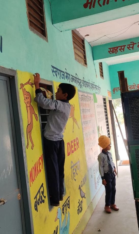 फतेहाबाद के सरकारी स्कूल में सफाई करते विद्यार्थी।