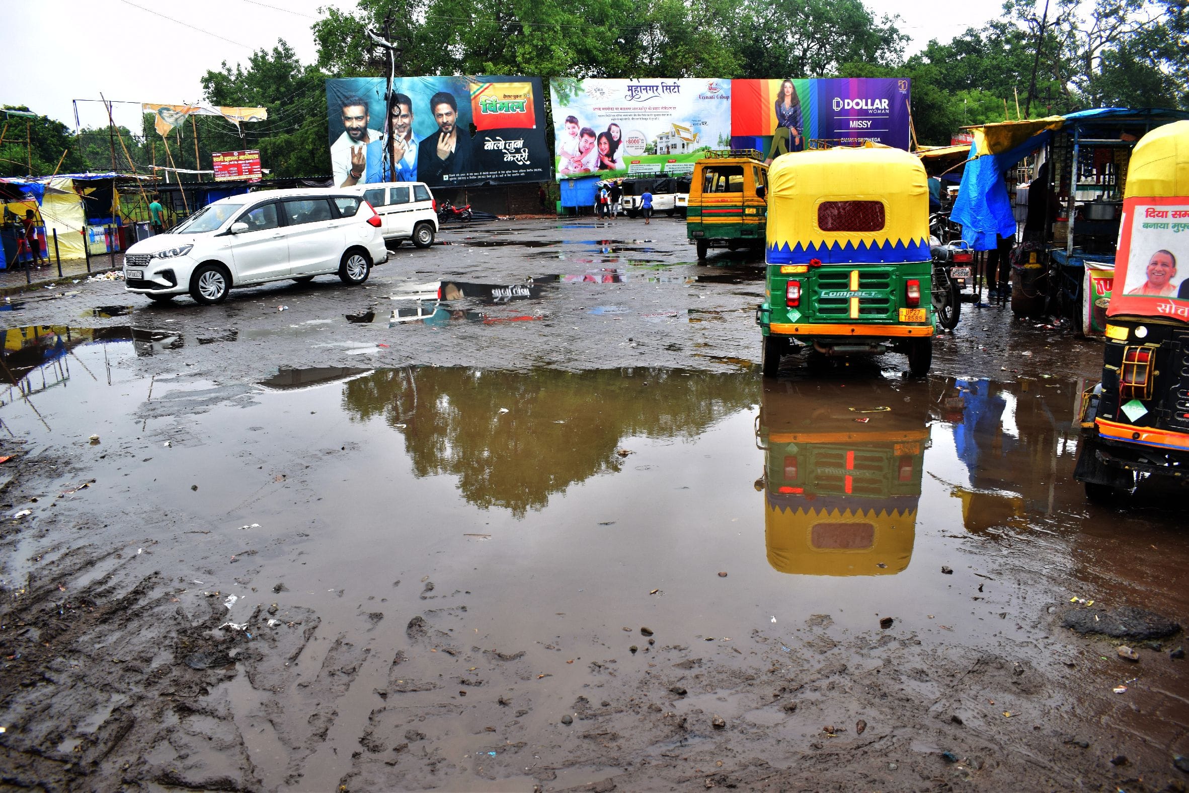 ाहजहांपुर में  टैक्सी स्टैंड भरा बारिश का पानी। संवाद