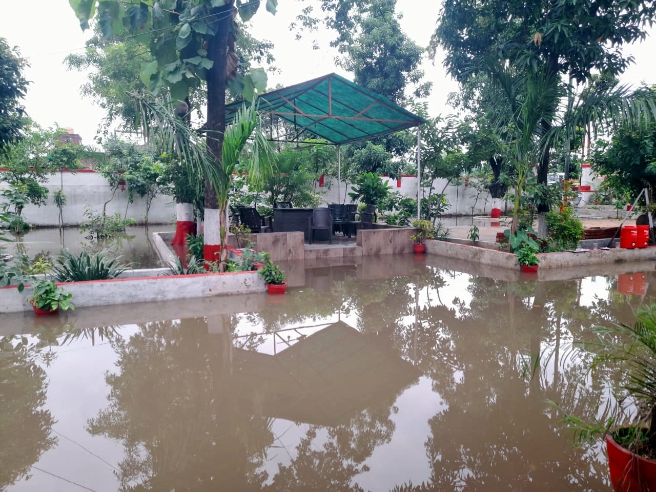 हल्दौर थाने में बारिश से हुआ जलभराव।