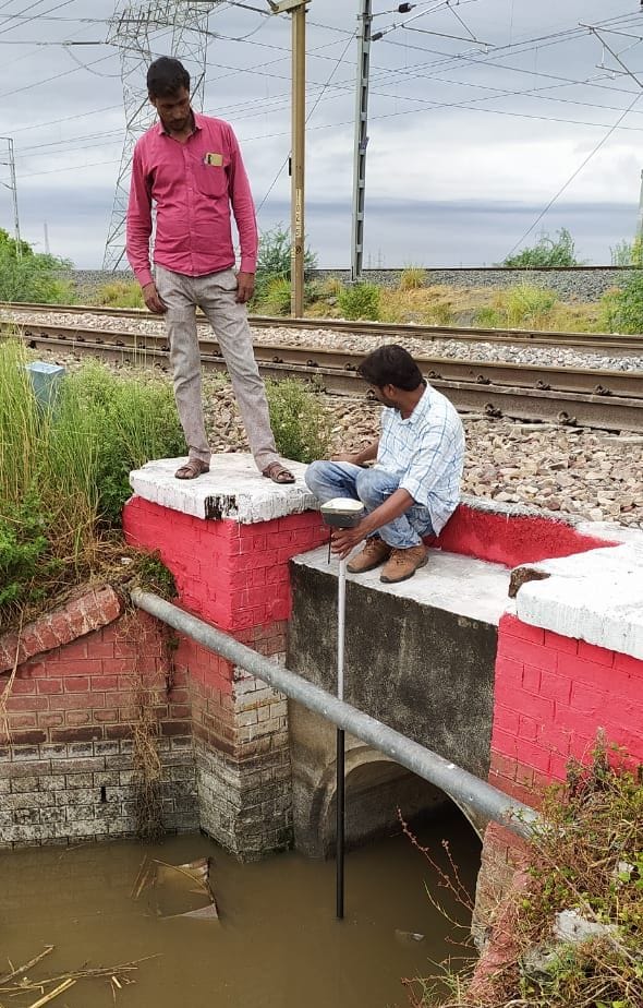 केंझरी साइफन एवं प्रस्तावित नाले के लेवल की जांच करती टीम। संवाद केंझरी साइफन एवं प्रस्तावित नाले के लेवल की जांच करती टीम। संवाद