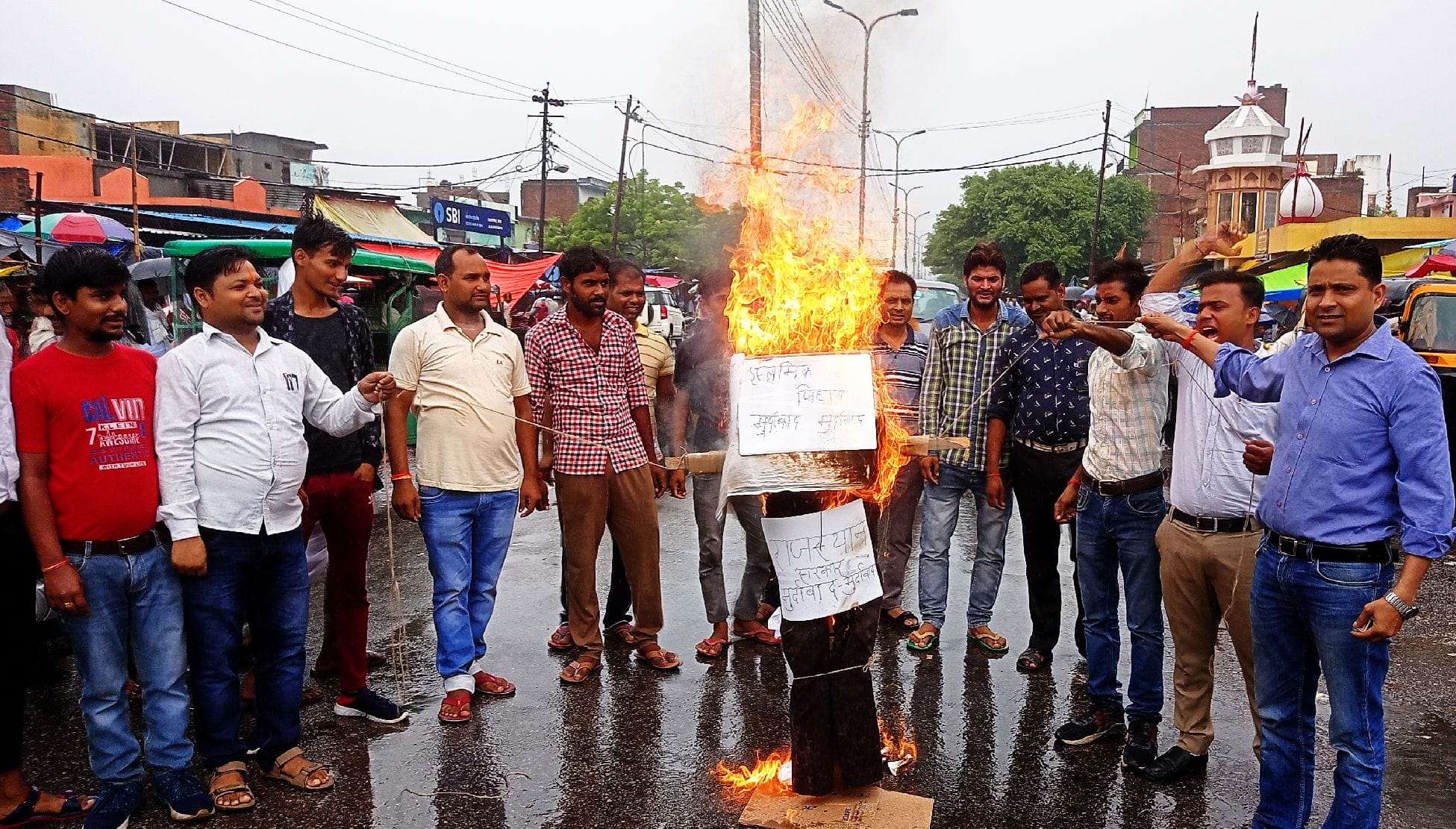 कन्हैयालाल हत्या के विरोध में जलालाबाद में पुतला फूंकते बजरंग दल के कार्यकर्ता । । संवाद कन्हैयालाल हत्या के विरोध में जलालाबाद में पुतला फूंकते बजरंग दल के कार्यकर्ता । । संवाद