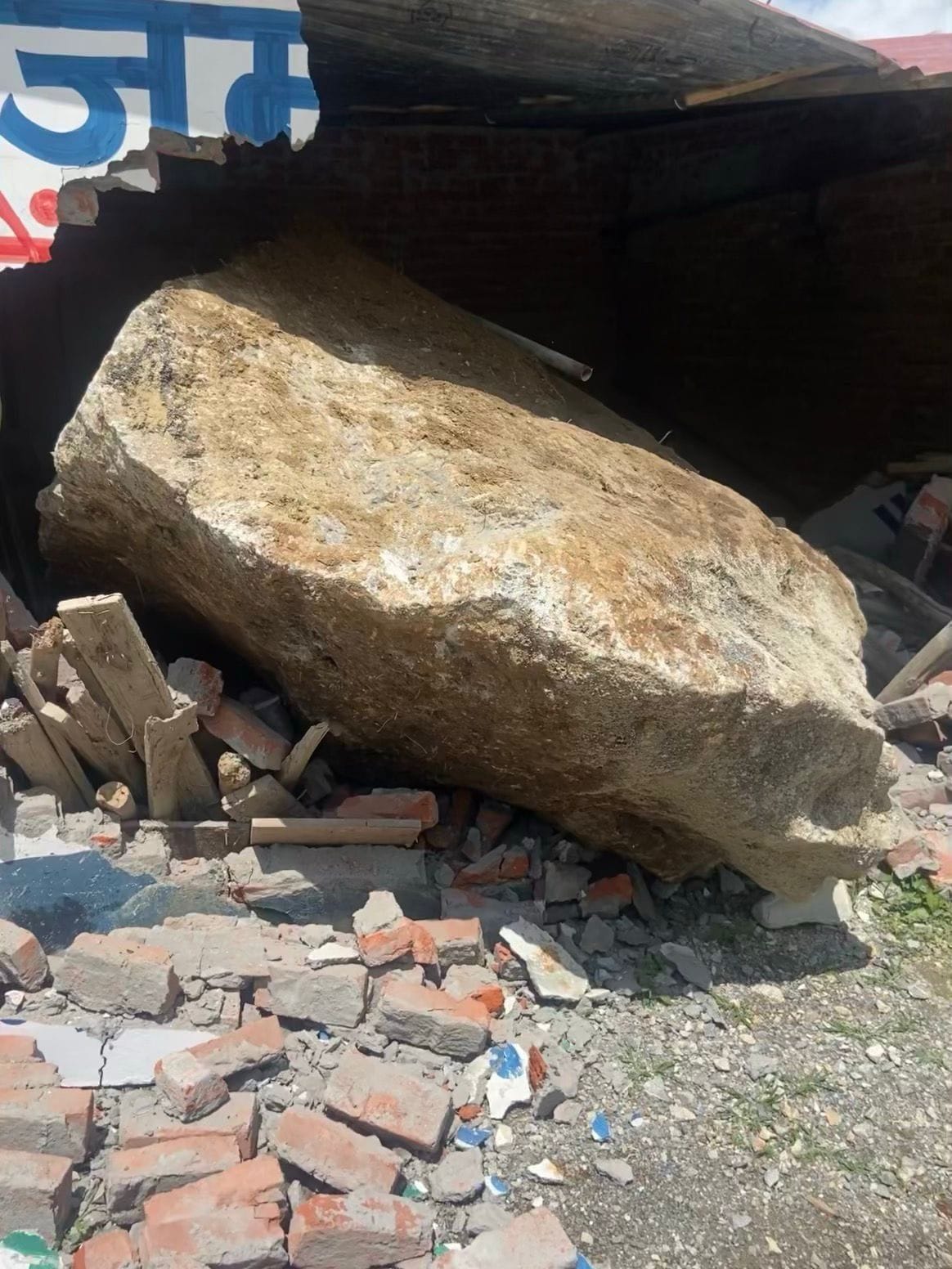 कनारी पाभैं पहाड़ी से गिरे बोल्डर के कारण ध्वस्त सटरिंग की दुकान। संवाद कनारी पाभैं पहाड़ी से गिरे बोल्डर के कारण ध्वस्त सटरिंग की दुकान। संवाद