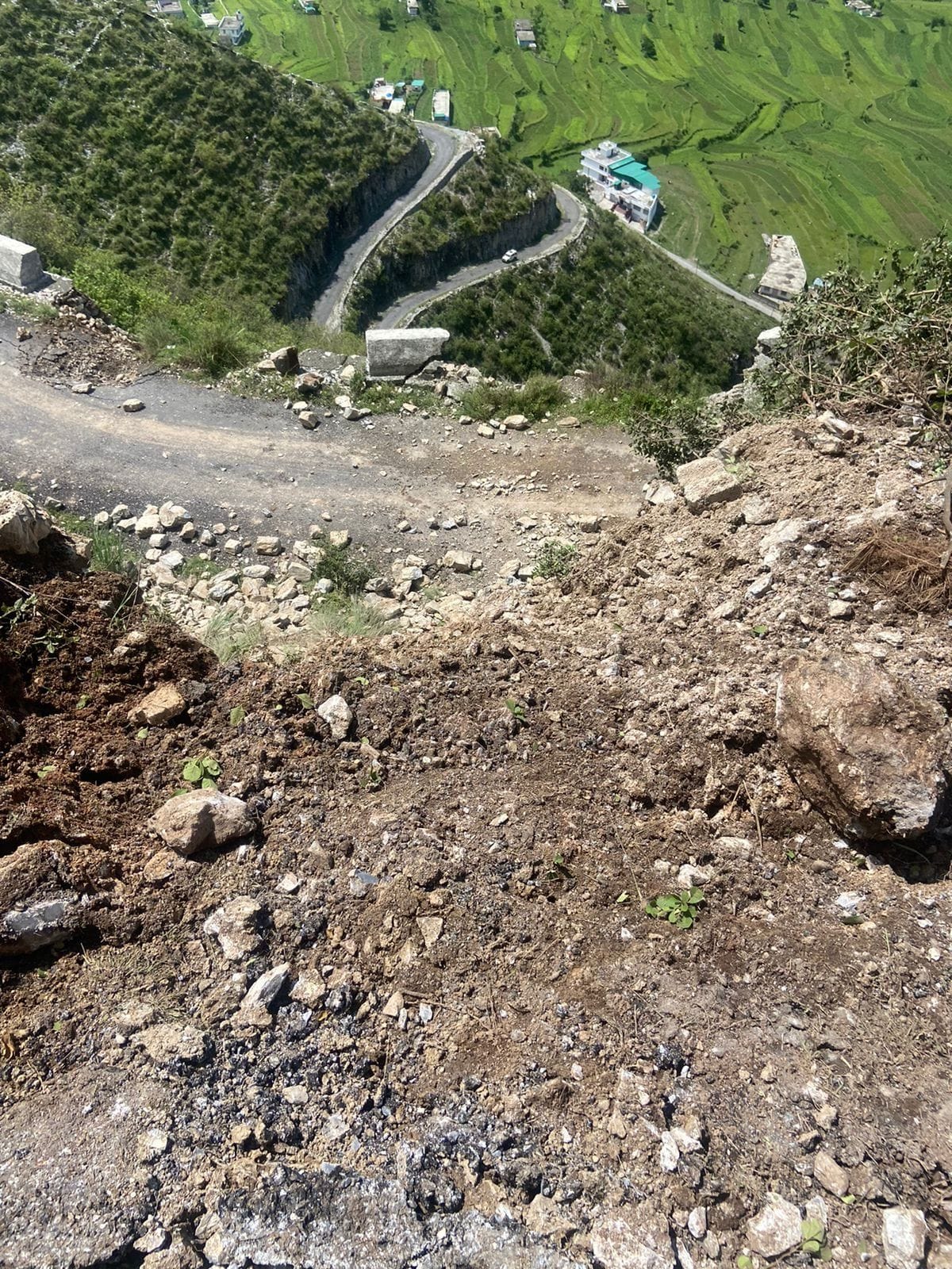 कनारी पाभैं सड़क में भारी बारिश से जगह-जगह सुरक्षा दीवार गिर गई हैं। संवाद कनारी पाभैं सड़क में भारी बारिश से जगह-जगह सुरक्षा दीवार गिर गई हैं। संवाद