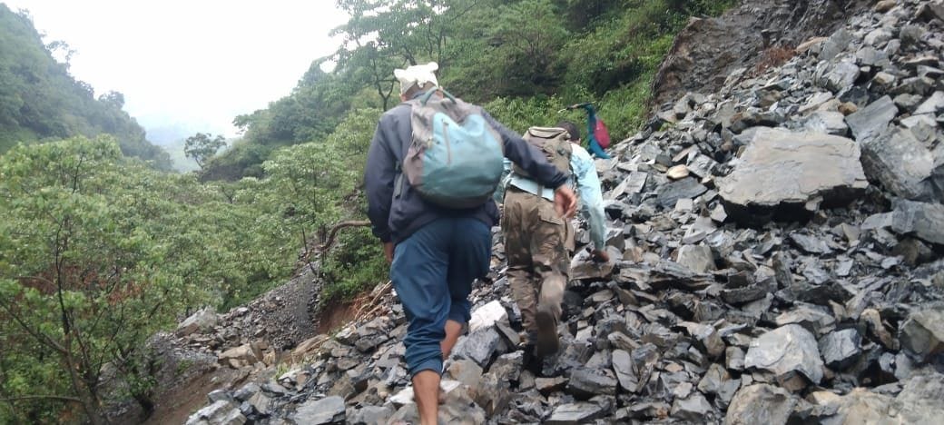 खुमती के ग्रामीण जान जोखिम में डालकर आवाजाही करते हुए। संवाद खुमती के ग्रामीण जान जोखिम में डालकर आवाजाही करते हुए। संवाद