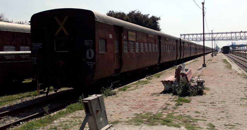 मैलानी में खड़ा मीटरगेज ट्रेन का रैक
